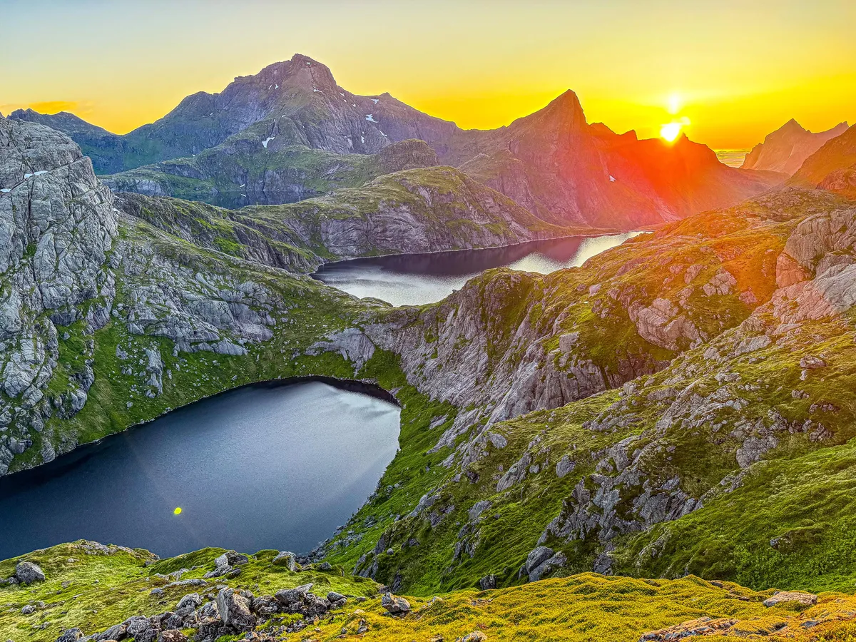 Tennesvatnet &amp; Fjerddalsvatnet - Midnight Hike to Munkebu, Lofoten Islands, Norway [OC] [5712x4284]