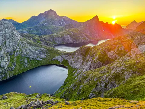 Tennesvatnet &amp; Fjerddalsvatnet - Midnight Hike to Munkebu, Lofoten Islands, Norway [OC] [5712x4284]