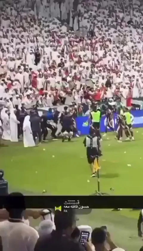 A fight broke out between the Emarati fans and the Qatari players after Qatar’s second goal