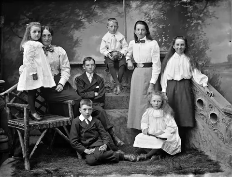 Crisp glass negative of a irish mother with her children (7, 3 boys, 4 girls), Circa 1900.