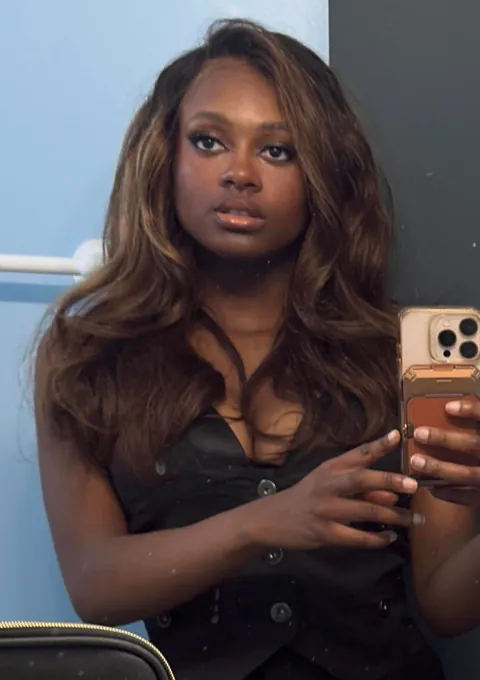 Roast me! It’s been a year, new photos new me! Let’s go! (info: im a dancer)