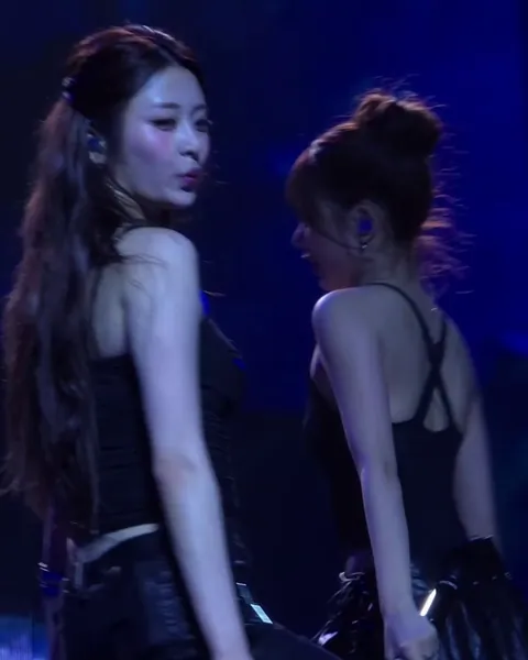 LE SSERAFIM - Yunjin, Chaewon, Sakura