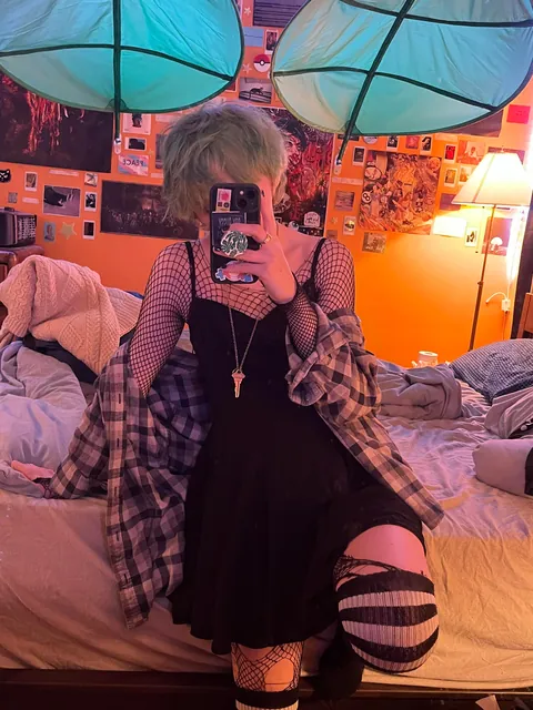 tiny trans femboy anyone? 🏳️‍⚧️🍑🥺👉👈