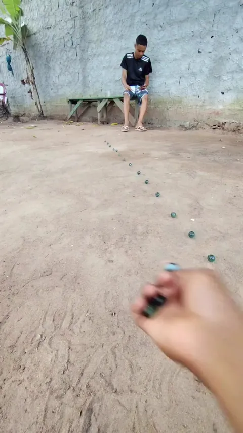 Amazing accuracy while playing with marbles