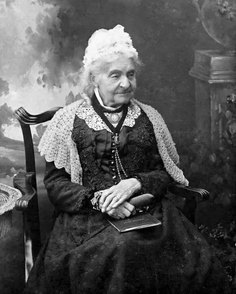 This photo shows Margaret Ann Neave, an American woman who passed away in 1902 after reaching the age of 110. This woman was born in 1792, which means she lived in three centuries.