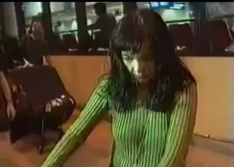 Icelandic artist Björk snapped in Bangkok, 1996, when reporter Julie Kaufman approached her saying “Welcome to Bangkok.” Björk later alleged that Kaufman had stalked her and her 9-year-old son for days, turning a simple greeting into a breaking point