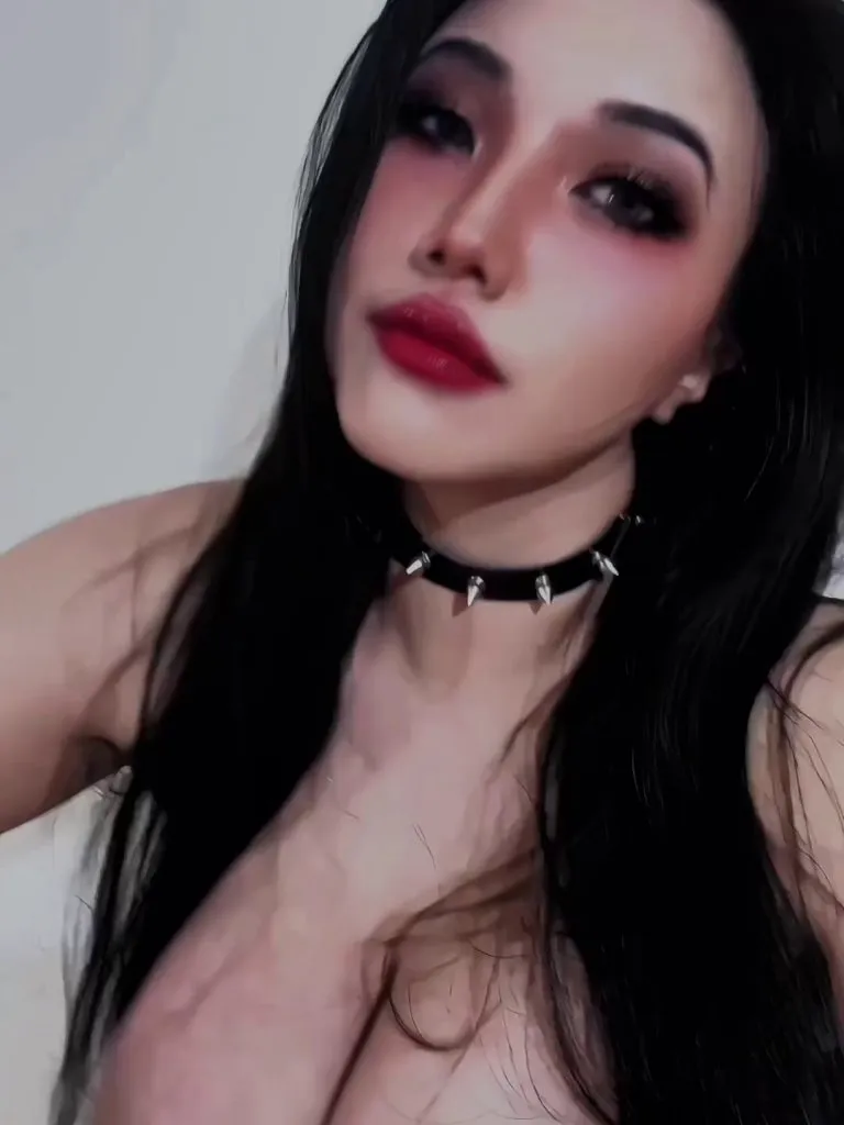 Just a goth chick with natural F cubs