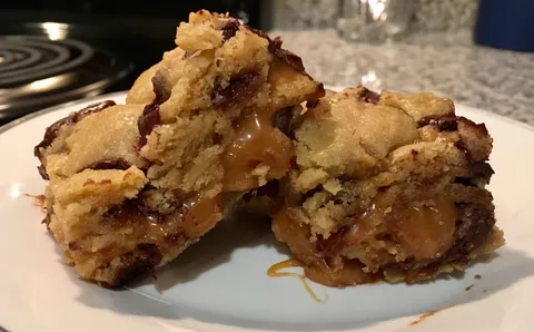 [Homemade] Caramel chocolate chip brownie bars