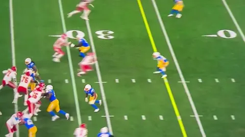 [Injury] Travis Kelce runs into Xavier Worthy on a crossing route.