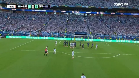 Vozinha saves Lionel Messi's freekick 73'