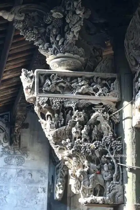 The amount of detail on Chinese column supporter architecture