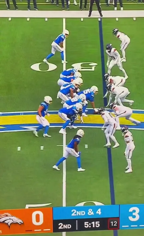 [Highlight] Justin Herbert deftly avoids an injured Najee Harris, and delivers a strike to Quentin Johnston for the first down