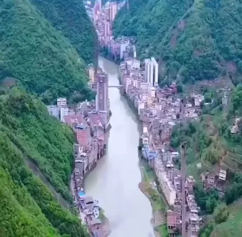 la ville de Zhaotong, en Chine, la ville la plus étroite du monde
