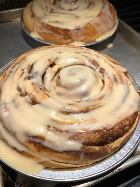 [homemade] Pie sized cinnamon rolls!