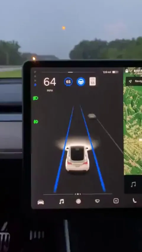 Tesla auto-pilot keeps confusing moon with traffic light then slowing down