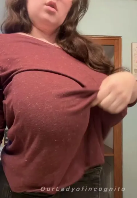Big tits, big smile ☺️
