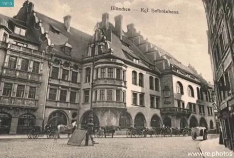The Hofbräuhaus in Munich – 1910 and 2017
