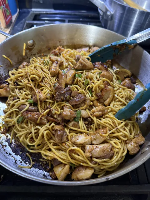 [Homemade] Garlic Chili Chicken and Noodles