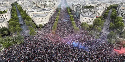 Photo of the Champs Elysées after the victory of Joe Biden