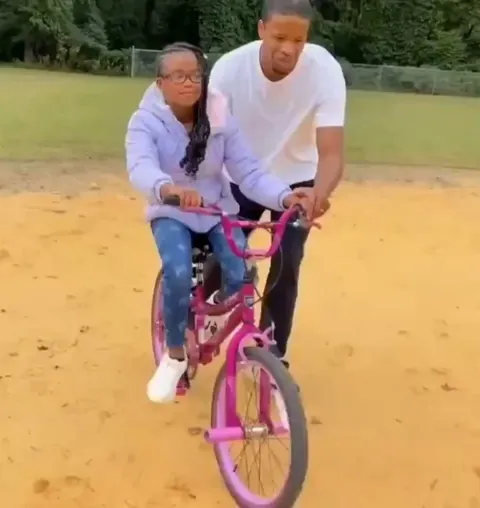 Dad teaching his blind daughter how to ride a bike.. it’s awesome
