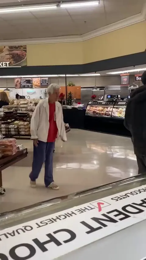Soldier surprises grandma in grocery store after 18 months apart 💗