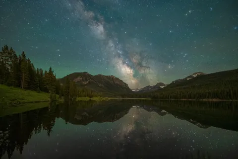 🔥 A perfect reflection of the Milky Way at a Montana Lake