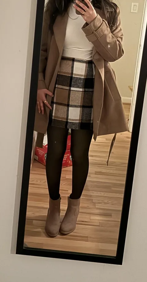 Is checked skirt and this look in fashion this year ?