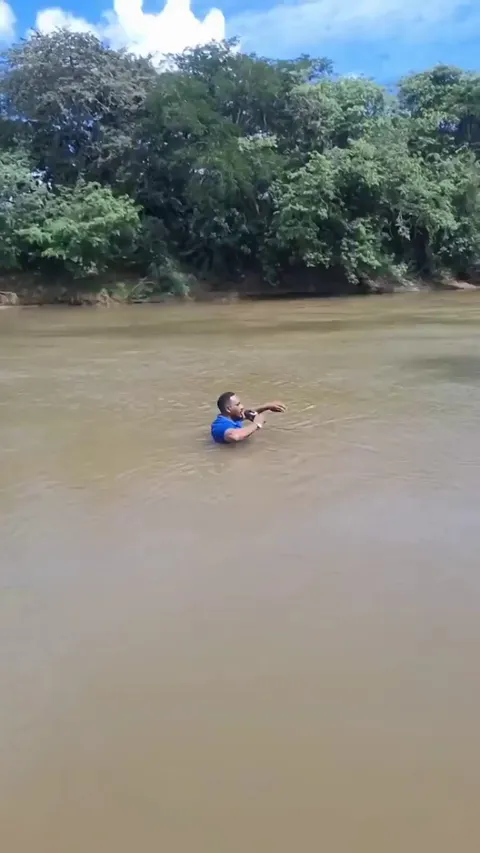 Brazilian reporter steps on a body of a missing girl