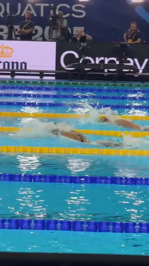 USA's Katie Ledecky has won gold and broken the championship record in the 800 meters freestyle, finishing ahead of Australia's Lani Pallister, and Canada's Summer McIntosh [8:05.62]