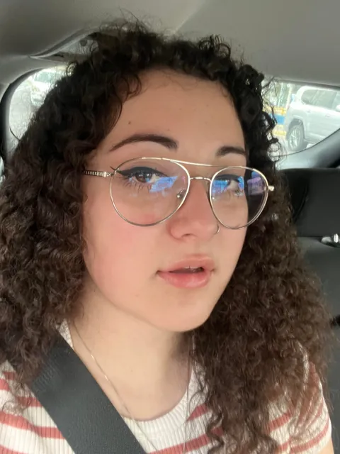 I'm back again lol 20F, still got daddy issues and changed my glasses