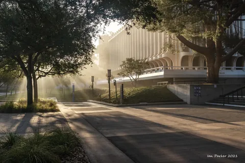 Langson Library in UC Irvine - California, US by William Pereira (1965)