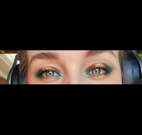 My friend gifted me these two BEAUTIFUL pallettes when she heard I wanted to get into makeup and I'm having so much fun!!