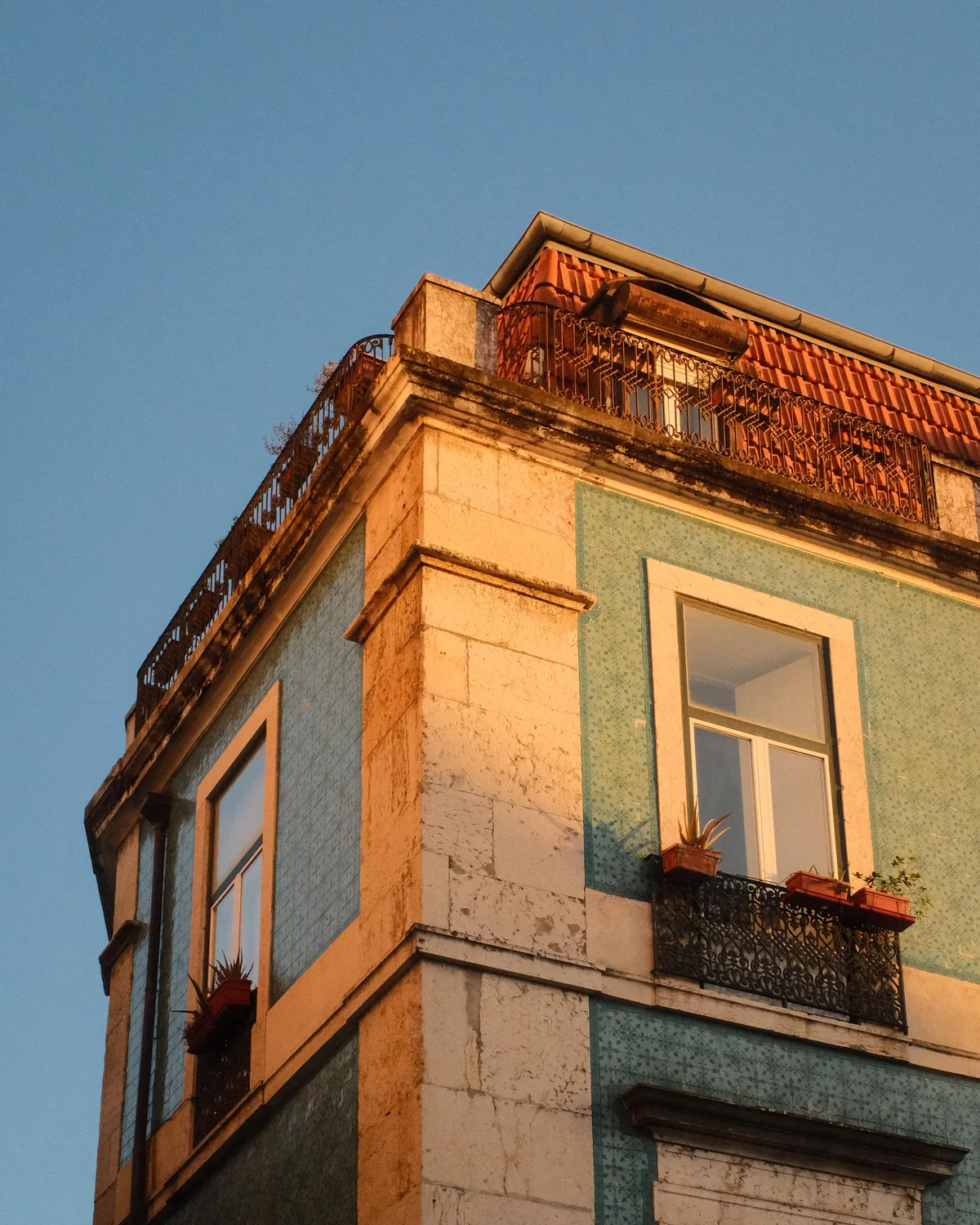 Turquoise walls in Lisbon