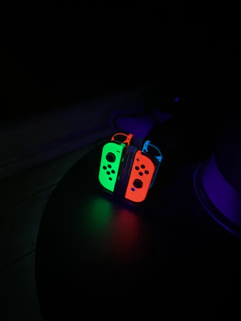 Today I learned that joy cons will light up like a Christmas tree under a black light