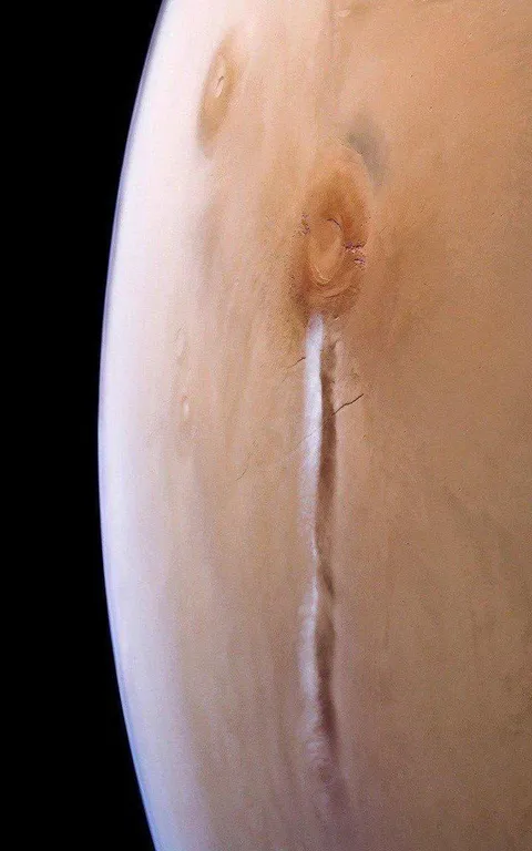 A 1,500 kilometers long lonely cloud spotted on Mars.