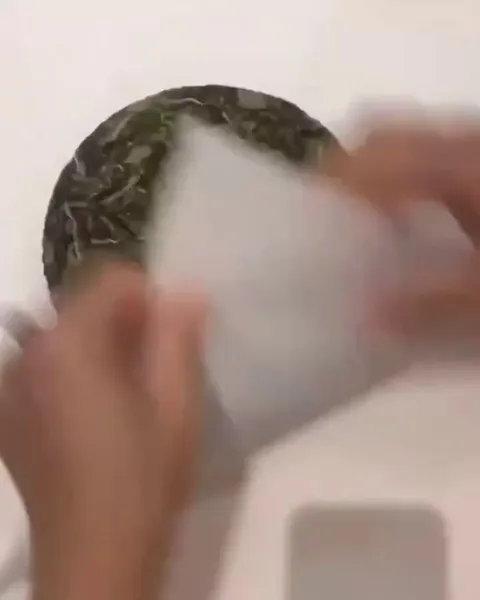 The art of wrapping circular objects flawlessly.