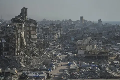 Tents sheltering displaced Palestinians - Jehad Alshrafi/The Associated Press (17-7-2025)