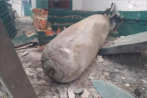 This huge 500kg russian bomb fell on a residential building in Chernihiv and didn't explode.