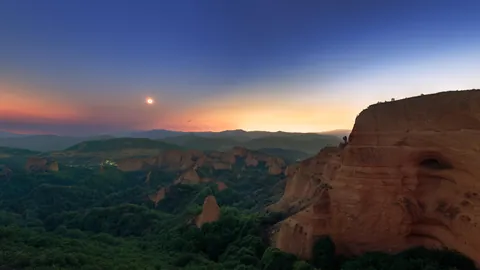 Ancient Roman Gold Mines under the Eclipsed Sun
