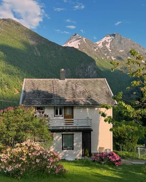 My girlfriends cozy farmhouse in Norway, with a winter &amp; summer comparison :)