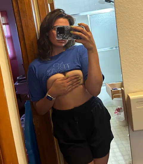 Am I hot for a mom? 🙈🤷🏻‍♀️ f25