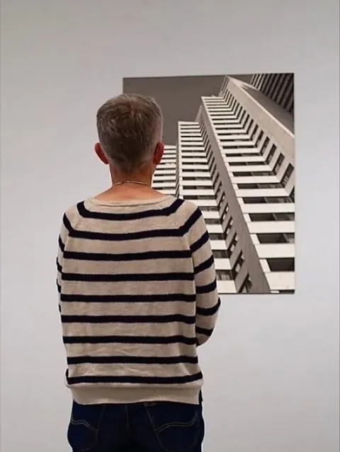 Photographer captures museum visitors who match the artwork on display.