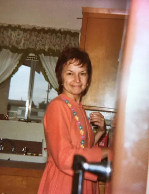 My beautiful mom in 1972. Probably starting a spaghetti sauce that wouldn’t be ready for another 8 hours. Andiamo!🇮🇹