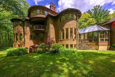 House in the woods (Great Barrington, Massachusetts, US).