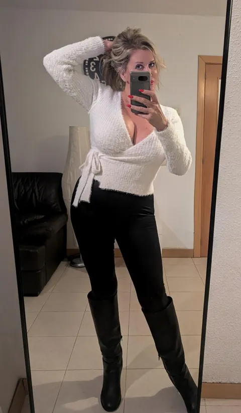 My real 51yo mombod but still got it....