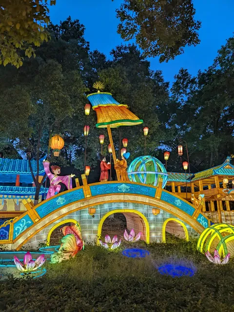 I randomly found Nanjing’s Qinhuai Lantern Festival, and it was breathtakingly beautiful