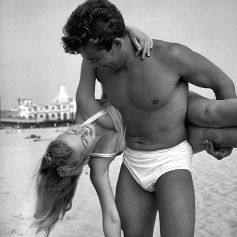 Man bends a woman behind his back in Muscle Beach California, 1940s. 