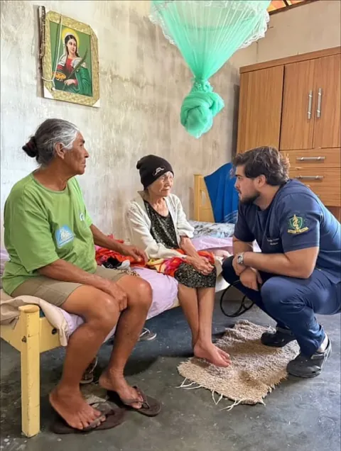 Douglas Ciríaco is a doctor from Ouro Branco in Alagoas, Brazil, known for treating patients without asking for payment. Many of those he helps come from remote areas with little access to medical care. Instead of money, they thank him with simple gifts like fruit, vegetables, eggs, or baked goods.
