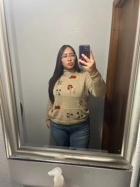 25 F, no friends, no social media but I think I’m kinda cute. Humble me