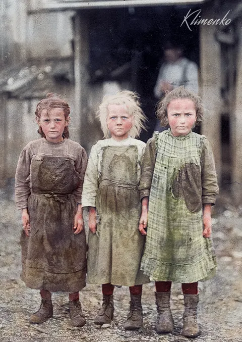 Young Oyster Shuckers, Port Royal, South Carolina, 1909.